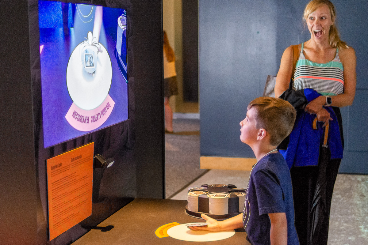 This interactive element uses codes attached to special coasters that allow visitors to hold virtual spiders in their hands. Visitors can choose from a selection of different species.